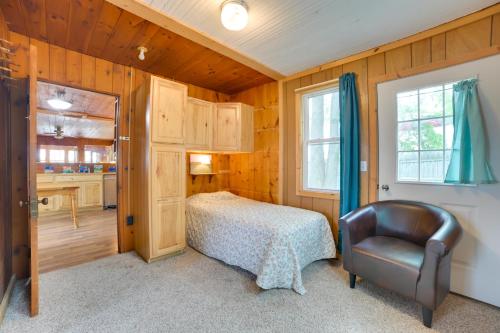 Dapur atau dapur kecil di Steps to Lake Cedarville Cabin 12 with Shared Perks
