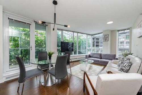 バンクーバーにあるSpacious Downtown Condo with Pool Gym & Parkingのソファとテーブルのあるリビングルーム