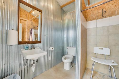 Koupelna v ubytování On Lake Huron Pet-Friendly Cabin 10 in Cedarville