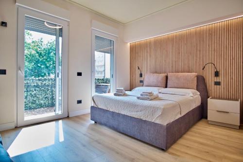 Un dormitorio con una cama grande y una ventana grande. en Daisy Rooms Cinque Terre, en La Spezia