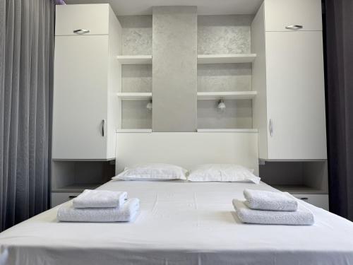 SkyHouse Premium Loft tesisinde bir odada yatak veya yataklar