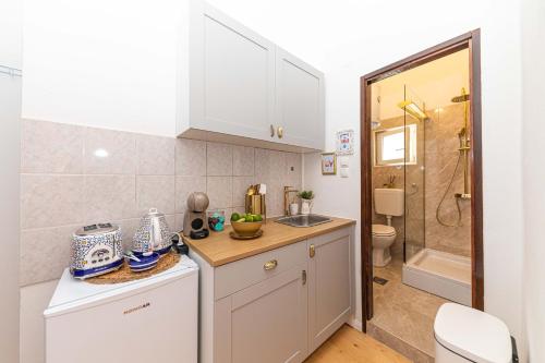 Bilik mandi di Tina summer home