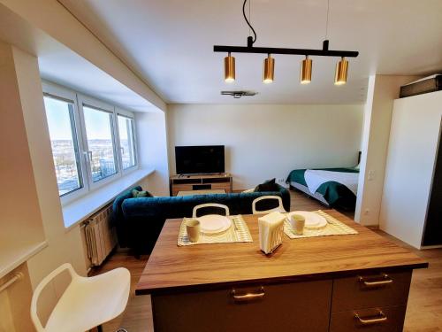 a small living room with a table and a couch at La Torna in Narva