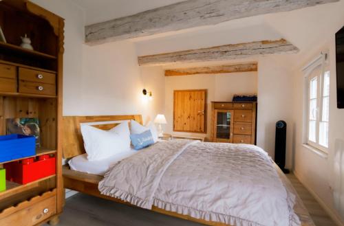 Katil atau katil-katil dalam bilik di Alte Schmiede mit Sauna, Pool und Whirpool im Außenbereich schönstes Ferienhaus der Lausitz