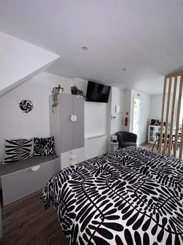 a bedroom with a zebra print bed in a room at Adiva Loft in Puentedeume
