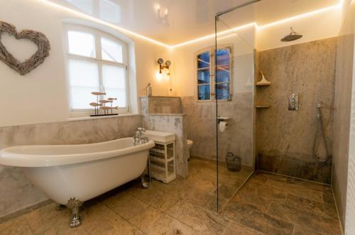 Bilik mandi di Alte Schmiede mit Sauna, Pool und Whirpool im Außenbereich schönstes Ferienhaus der Lausitz