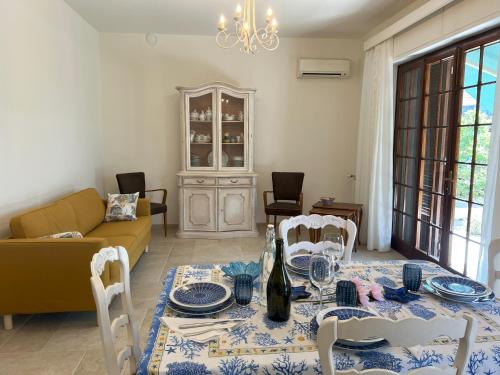 un salon avec une table à manger et un canapé dans l'établissement Il Gelsomino, à Mommio