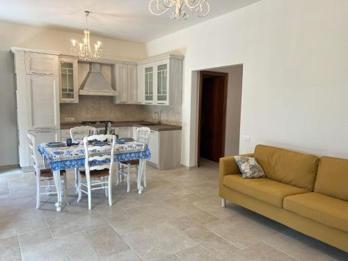 - une cuisine et une salle à manger avec une table et un canapé dans l'établissement Il Gelsomino, à Mommio