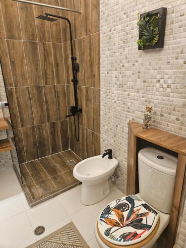 Un baño con ducha y WC. en Blue Apartment Kamelia, en Durrës