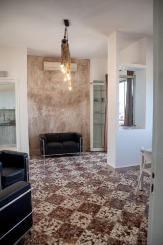 a living room with a couch and a table at Rifugio sul Mare in San Leone