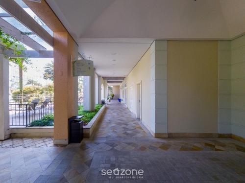 an empty hallway of a building with pillars and windows at Studios frente ao mar no IL Campanario Resort ILCTOP in Florianópolis