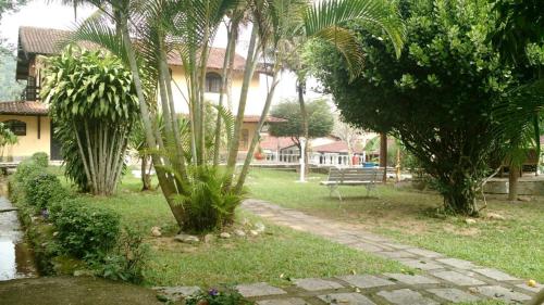 Taman di luar Pousada Berro D' Agua