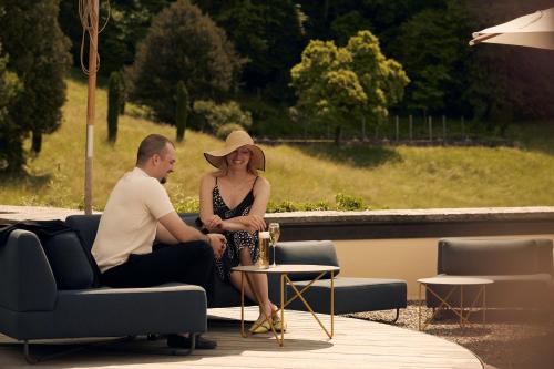a man and a woman sitting on a couch at See- und Seminarhotel FloraAlpina Vitznau in Vitznau