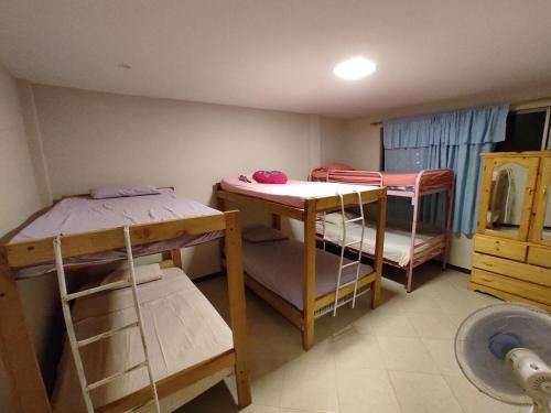 ein Zimmer mit zwei Etagenbetten und einem Waschbecken in der Unterkunft Casa General Villamil, amplia y cerca del mar in Playas