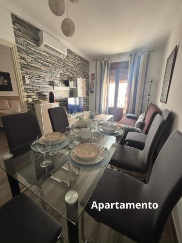 a dining room and living room with a table and chairs at Descanso de Dulcinea in Almagro
