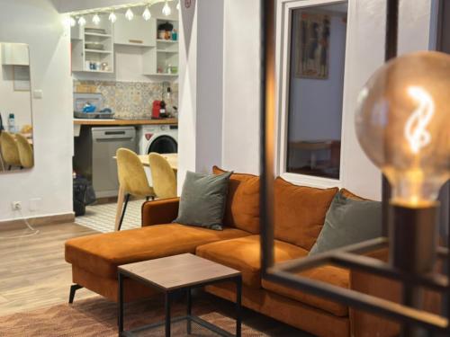 a living room with a couch and a table at Maison confortable élégante et équipée pour un séjour idéal à Dakar in Dakar