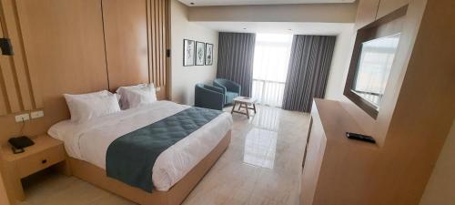 a hotel room with a bed and a blue chair at فندق أورو بلازا ORO Plaza Hotel in Cairo