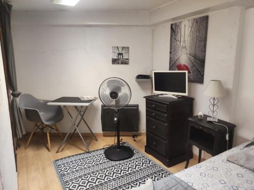 - une chambre avec un bureau et un lit avec un ordinateur dans l'établissement Ingrid Mary, à Nîmes