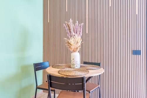 a small table with a vase of flowers on it at La rosa dei venti in Legnano