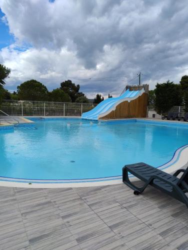 une grande piscine avec toboggan dans l'établissement Mobil home Vic la Gardiole, à Vic-la-Gardiole