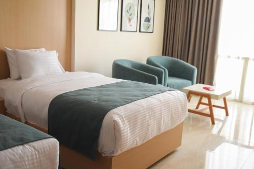 a hotel room with a bed and two chairs at فندق أورو بلازا ORO Plaza Hotel in Cairo