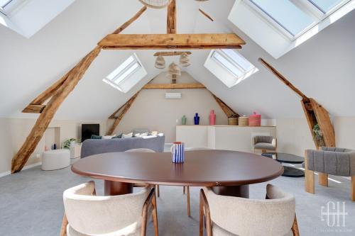 a dining room with a wooden table and chairs at Gigi - Duplex - 4V - Chateau d amboise in Amboise