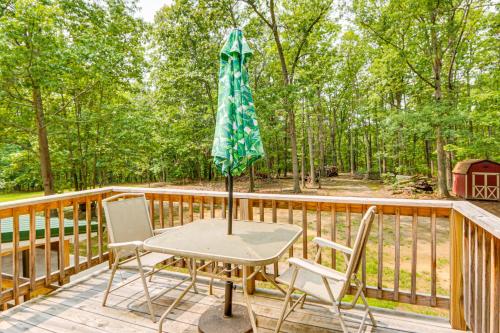 Μπαλκόνι ή βεράντα στο 3 Mi to Potomac River Remote Cabin in Springfield