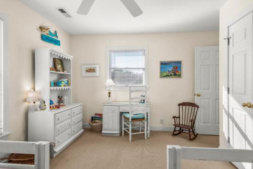 - une chambre pour enfants avec un bureau et une chaise dans l'établissement Decked Out Duck, à Duck