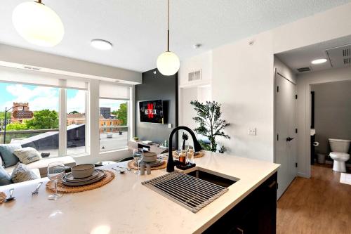 Μια τηλεόραση ή/και κέντρο ψυχαγωγίας στο Stylish 1Bd In Heart of Minneapolis, Minutes From Minneapolis Convention Center & US Bank Arena