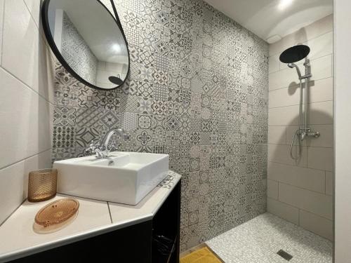 a bathroom with a sink and a mirror at Maison heia in Sare