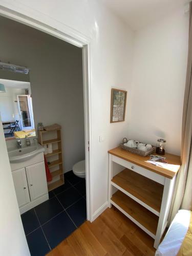 une salle de bain avec un lavabo et des toilettes dans l'établissement ideally located next to castle park, à Saint-Cyr-lʼÉcole