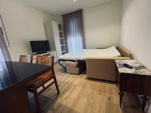 a small room with a bed and a table and chairs at Residenza esclusiva appena costruita in Imola