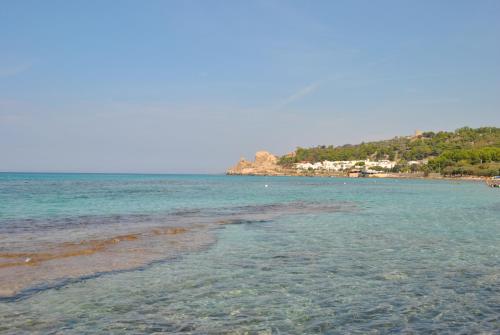 vistas a la playa con gente en el agua en Casa vacanze le sirene, en Lido Conchiglia