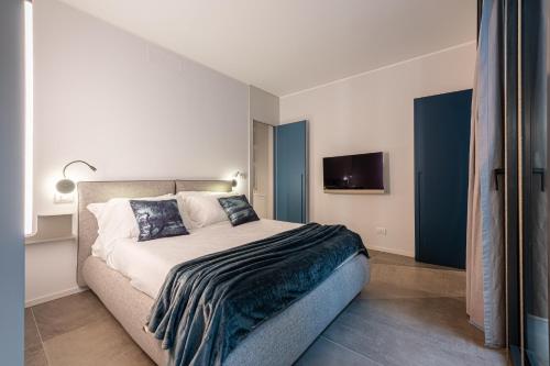 una camera da letto con un letto e una TV a schermo piatto di SuitePrince a Torino