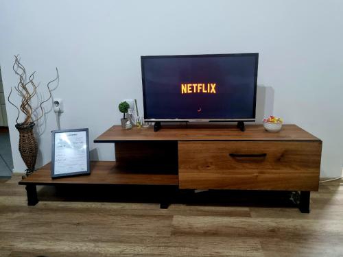 Una televisión o centro de entretenimiento en Lina's Apartment -Modern & Cozy Central Skopje