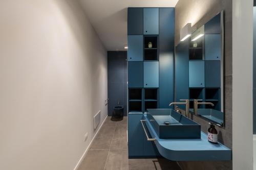 bagno con armadi blu e lavandino di SuitePrince a Torino
