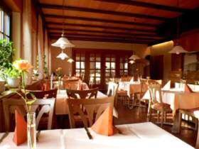 uma sala de jantar com mesas e cadeiras e sem intenção em Hotel Bürgerstube em Muggensturm