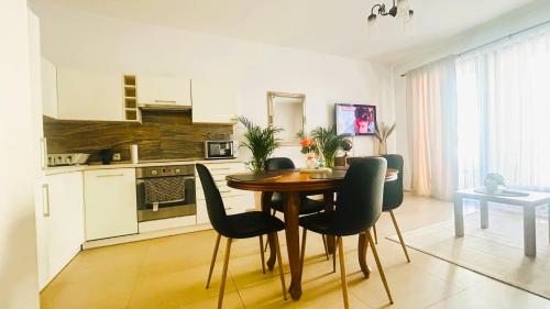 kuchnia i jadalnia ze stołem i krzesłami w obiekcie Apartament Słoneczny 10 w mieście Opole