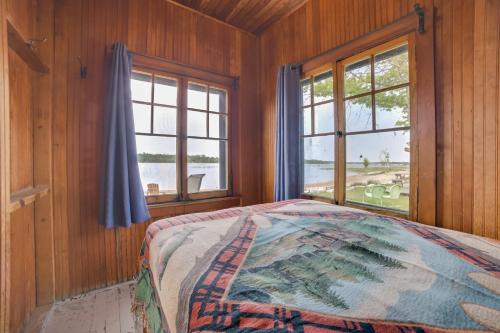 Postel nebo postele na pokoji v ubytování Les Cheneazu Island Hideaway 5 with Community Perks!