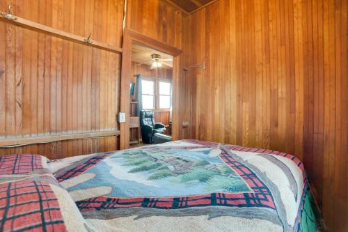 Postel nebo postele na pokoji v ubytování Les Cheneazu Island Hideaway 5 with Community Perks!