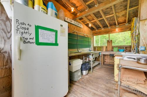 Kuchyň nebo kuchyňský kout v ubytování Les Cheneazu Island Hideaway 5 with Community Perks!