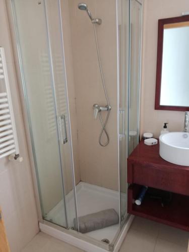 a bathroom with a shower and a sink at Villa Marrajo La Torre Golf Resort in Torre-Pacheco