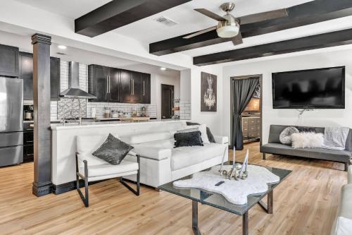 Gallery image of Stylish Family Fun! Pool, Hot Tub, Volley Ball, Arcade & Boat Parking in McQueeney
