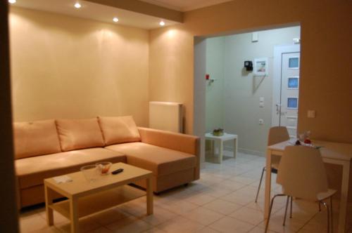 een woonkamer met een bank en een tafel bij Morfi in Lefkada