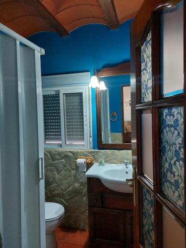 un bagno con lavandino e WC di Cortijo El Algayubero a Puebla de Don Fadrique