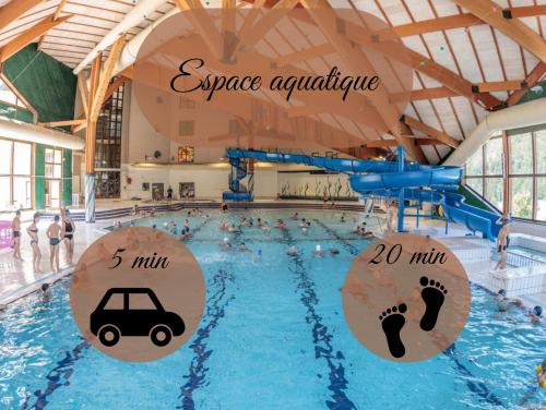 une grande piscine avec une voiture dedans dans l'établissement Appartement chic et cosy au pied du village, à Villard-de-Lans
