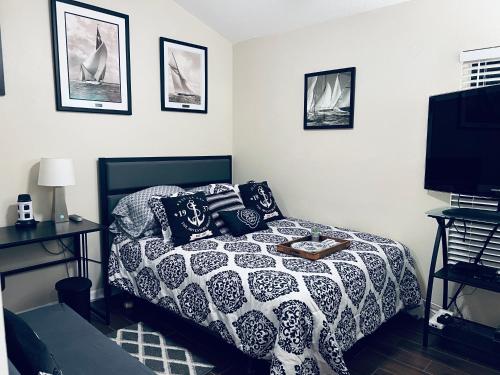Кровать или кровати в номере Ruskin FL 2 bdrm 1 bath suite Host & Cat share common areas