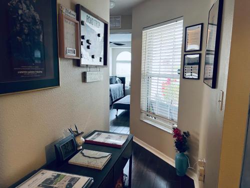 Гостиная зона в Ruskin FL 2 bdrm 1 bath suite Host & Cat share common areas