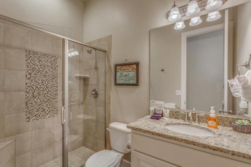 une salle de bains avec douche, toilettes et lavabo dans l'établissement Coral Ridge Resort 4246 COZY, BEAUTIFUL TOWNHOME WITH LOTS OF ADDITIONAL PARKING!, à Washington