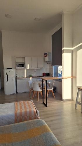 une cuisine avec une table et des chaises dans une pièce dans l'établissement Departamentos Espejo Dpto A, à Concordia